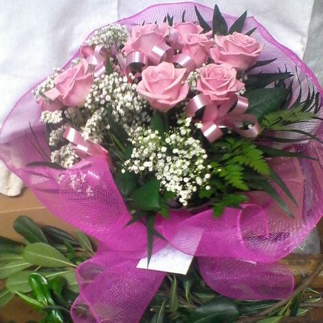 Vista ravvicinata di rose in scatola regalo. Mazzo di rose "rosa" - Fioreria Floriana, vendita fiori a ...