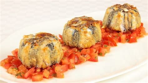 Una volta trascorso il tempo indicato, sfornate alici e patate e lasciatele riposare qualche minuto prima di servirle in tavola. Sformatini di acciughe e patate: Ricette di Cookaround ...