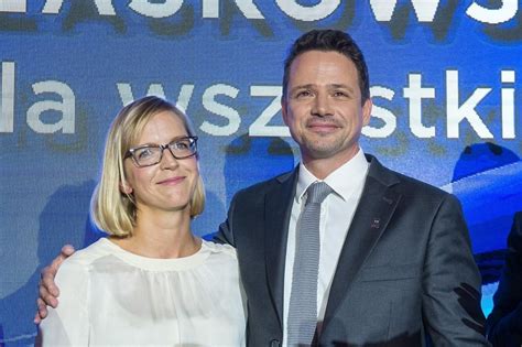 Rafał trzaskowski zdecydował się na ujawnienie swojego hasła wyborczego. Kim jest żona Rafała Trzaskowskiego? Wykształcenie i zawód ...