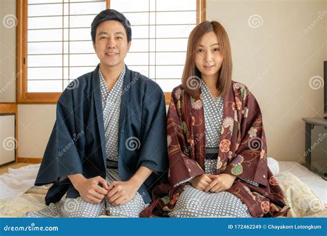 Couples Dans Le Port De Yukata Tradditional Damour Image Stock Image