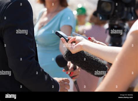 Female Journalist Interviewing Hi Res Stock Photography And Images Alamy