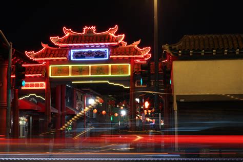 Old Chinatown Plaza Has Some Really Cool Neon Lights Rlosangeles