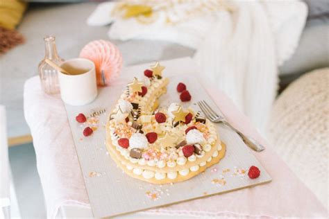 Schneide dann mit einem messer einmal am rand des kuchens entlang, um ihn von der form zu lösen. Numbercake Geburtstagstorte für Anfänger - Fräulein K ...