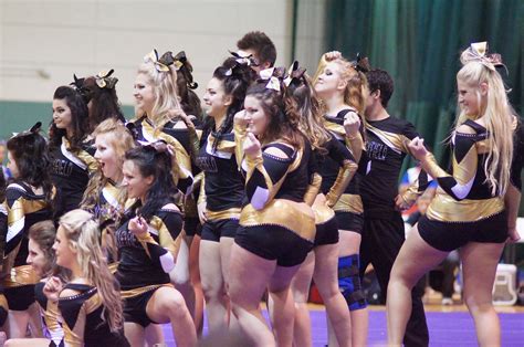 College Cheerleaders Noir Et Or Coll Ge De Valleyfield C Flickr