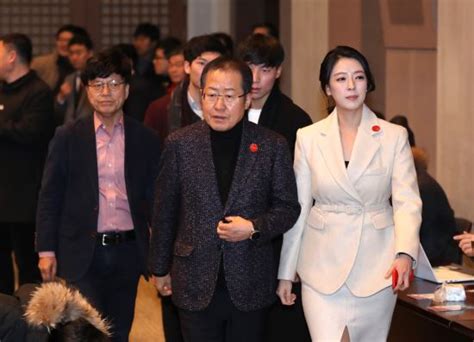 '열 남자가 배현진 하나를 못 이긴다'. 배현진, 대변인 내려놓고 홍준표의 '홍카콜라' 제작자로-국민일보
