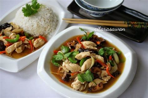Sementara ayam masak, asingkan air rebusan tadi untuk penyediaan nasi, sos kicap dan sos cili. Ayam masak halia Thai | Resep babi, Resep masakan asia ...