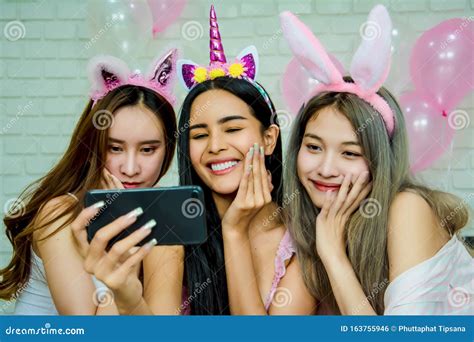 groupe d amies asiatiques séduisant et sexy selfie avec smartphone détendez vous sur un lit