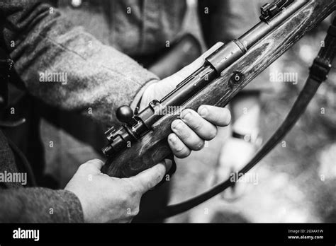 Re Enactor Gekleidet Als Wehrmacht Des Zweiten Weltkriegs Foto In Schwarz Weiß Farben Soldat