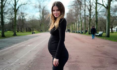You can see her stunning body and her poses in glamour style. Sarah Kohan pregunta ¿niño o niña? a sus seguidores sobre ...
