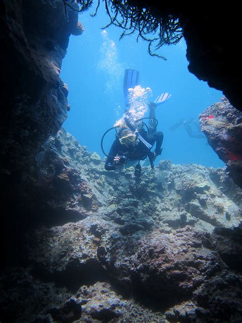 Exploring Underwater Caves 5 Graves Maui