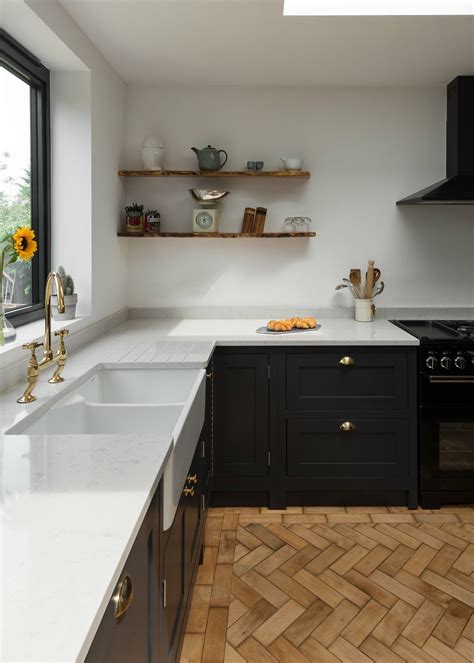 The clean look of a shaker cabinet means they can pair easily with many different looks and styles, and help draw the eye towards your desired focal point. Pin by Lindsay Barkschat on Kitchen (With images) | Shaker ...