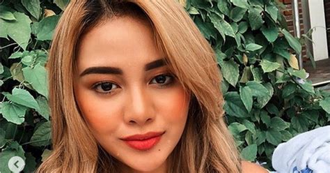 Metamorfosa aurel hermansyah pun tak kalah mengundang perhatian publik. Unggah Foto di Tepi Pantai, Aurel Hermansyah Disebut Kebarat-Baratan : Okezone Celebrity