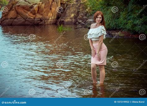 Porträt Der Schönen Jungen Lächelnden Frau Die In Einem Flusswasser Steht Stockfoto Bild Von