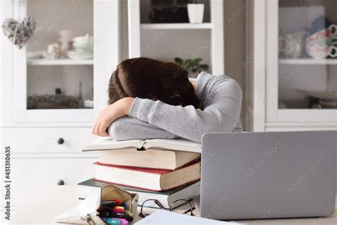Foto De Young Girl Student Fell Asleep On Top Of Textbooks While