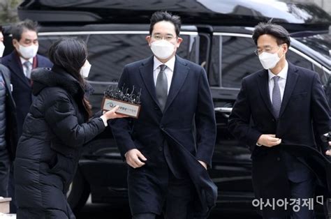 주기적으로 영상 올라오니 많이들 팔로 해주세요. 포토 파기환송심 선고공판 향하는 이재용 - 아시아경제