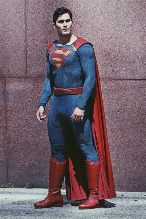 Pics And Video Of Tyler Hoechlins Superman On Supergirl Know It