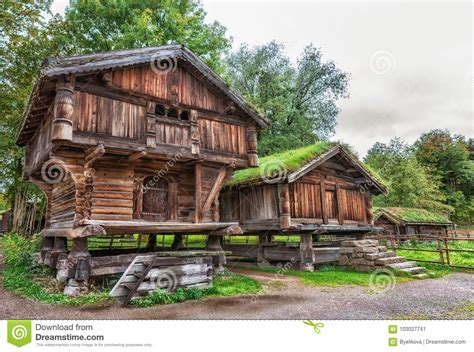 Haus bauen aus massivem holz. Traditionelles Norwegisches Haus Mit Grasdach Stockbild ...