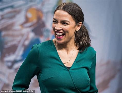 Состоит в демократической партии и является сторонницей. Alexandria Ocasio-Cortez raises 'unprecedented' $1 ...