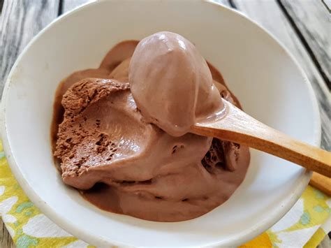 Mélanger soigneusement le cacao et le concentré sucré. Glace au chocolat sans sorbetière - Ça a Leyre bon
