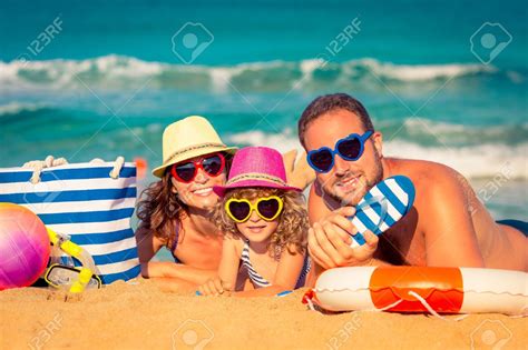 Familia Feliz Jugando En La Playa Concepto De Las Vacaciones De Verano