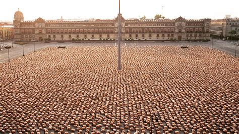 spencer tunick reveló que felipe calderón intentó censurar la fotografía que rompió el récord