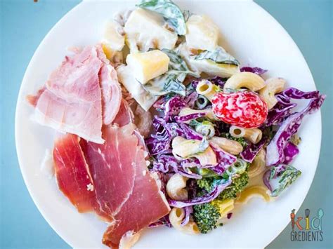 Today i am sharing this side dish. Red and green festive pasta salad - Kidgredients
