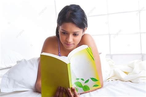 Background Gadis Membaca Buku Di Tempat Tidur Vektor Dan Gambar Untuk