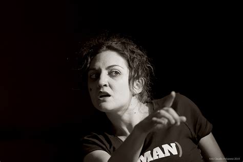But who is she and how did the home. Con "14-WO(MAN)" da domani al Giullare la storia della ...