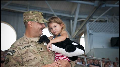 photos military father surprises daughter with homecoming at seaworld