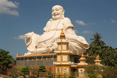 Buda Al Aire Libre Que Se Sienta De Risa Grande En La Pagoda De Vinh