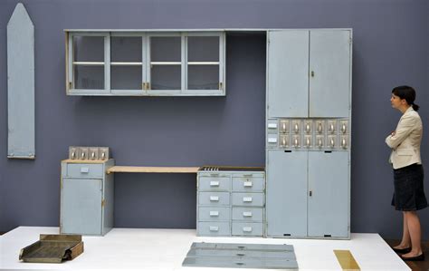 The kitchen was built in 3 types for small and larger kitchens, in various color designs, some 10.000 were installed in and around frankfurt/main (germany). Frankfurter Küche aus den 1930er Jahren | Bauhaus, Design ...