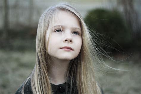 Fotos gratis persona niña cabello fotografía niño modelo primavera rubia expresión