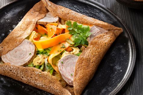 Galette de sarrasin à landouille sauce pomme-moutarde
