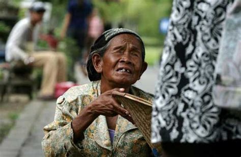Ruang Visual Magz Probelem Kemiskinan Indonesia