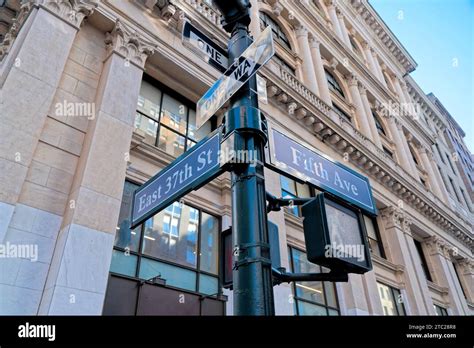 Des Panneaux Indicateurs à Lintersection De Rues à New York