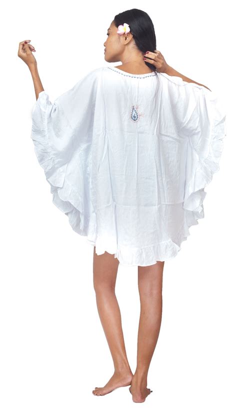 Cette robe maxi d'été féminine et confortable est aussi superbe avec une paire de talons qu'avec des chaussures plates. Robe blanche d'été brodée femme