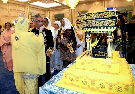 Ganesh chaturthi is a hindu holiday in malaysia. King receives birthday surprise at Istana Negara | New ...