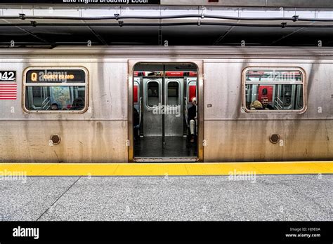 Open Subway Doors Hi Res Stock Photography And Images Alamy