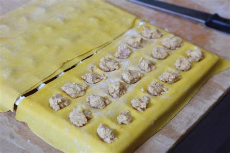 Siamo soliti dedicare dei lunghi fine settimana alla preparazione della pasta fatta in casa, e ci piace. Ravioli con ripieno di carne fatti in casa - Il Soffio di ...