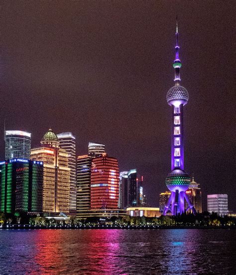 The Oriental Pearl Tower At Night In 2021 Shanghai Tower Peoples