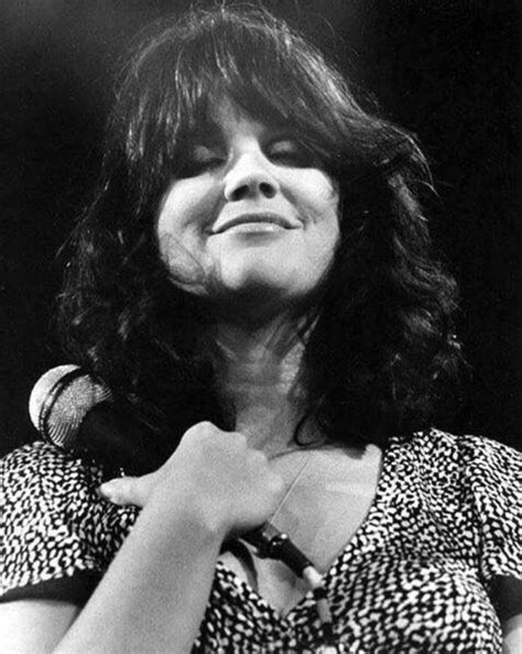 20 Beautiful Vintage Photos Of A Young Linda Ronstadt In The 1960s