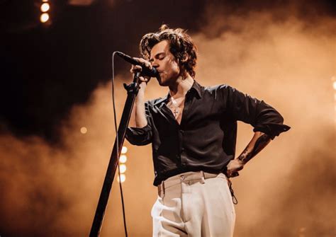 У гарри есть старшая сестра джемма. Fem hintar om att Harry Styles är bisexuell - QX