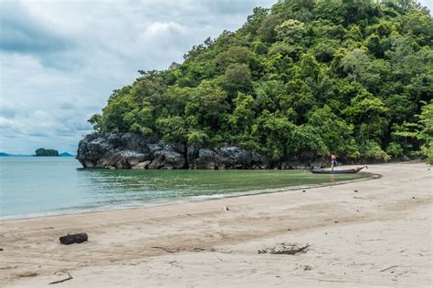 lok kam bay beach on the map with photos and reviews🏖️