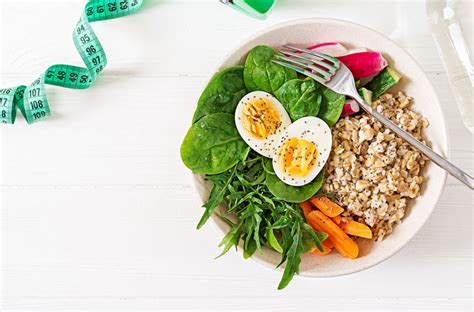Tumis ayam udang, kangkung & telur rebus. Menu Diet Sehat Ala Anak Kosan Hemat Budget - RedDoorz Blog