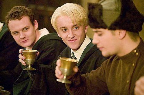 Rowling tarafından yazılan yedi fantastik romandan oluşan seri. Wieża rozjarzona błyskawicami: Cytaty z ksiązki, zdjęcia z ...