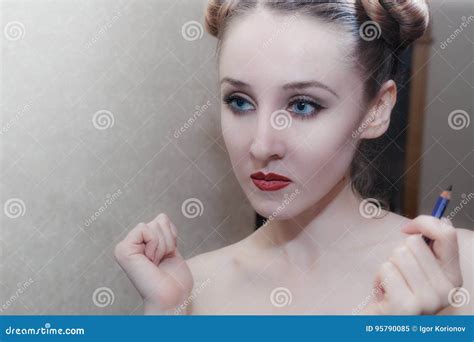 retrato de uma menina que aplica se composição imagem de stock imagem de caucasiano