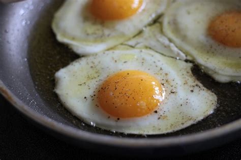 Flipping the egg during cooking often results in an overcooked or broken yolk. how we make perfect sunny side up eggs - Bran Appetit