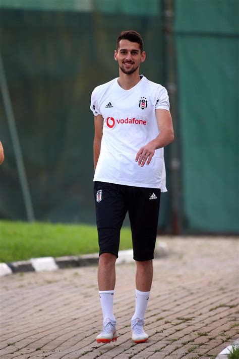 Beşiktaş'ın resmi sitesinde yer alan formaların bu forma da bu sezondaki diğer formalar gibi, deplasmanda takımını hiçbir zaman yalnız bırakmayarak. Yeni Malatyaspor, Beşiktaş'tan iki ismi gündemine aldı ...
