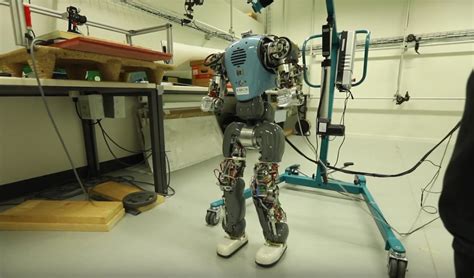 Un Robot Humanoïde Apprend à Marcher Comme Un Humain
