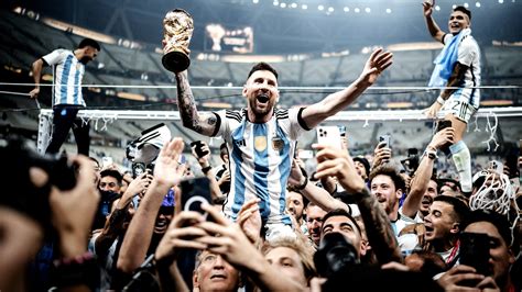 ¿qué Llevaba Puesto Leo Messi Cuando Levantaba El Trofeo De Campeón Del